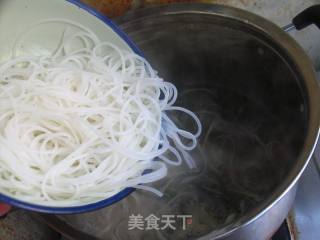 给不能吃辣的你——快手菌汤三鲜米线的做法步骤：7