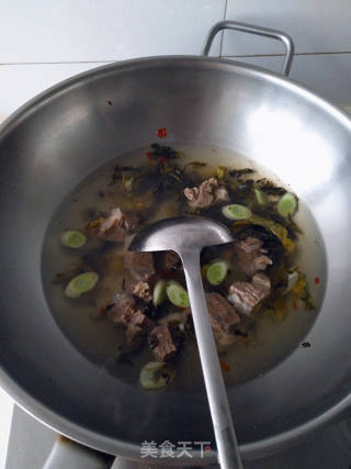 酸菜牛肉砂锅米线的做法步骤：7