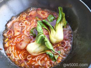 腊肉米线煲的做法步骤：6