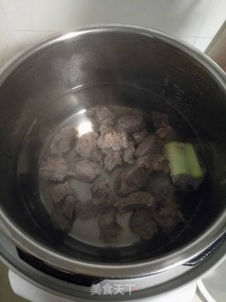 酸菜牛肉砂锅米线的做法步骤：3