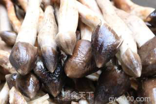油炸鸡枞的做法步骤：1