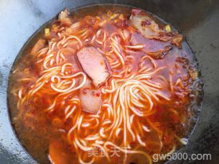腊肉米线煲的做法步骤：5
