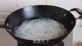 过桥米线的做法步骤：2
