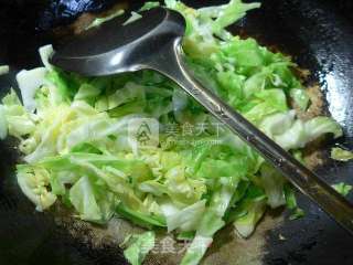 洋葱圆白菜炒米线的做法步骤：4