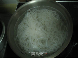 三鲜炒米线的做法步骤：1