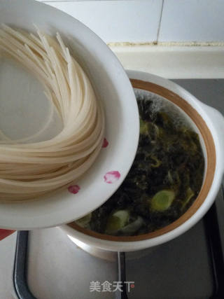 酸菜牛肉砂锅米线的做法步骤：9