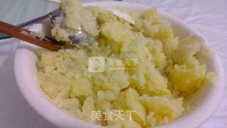 云南洋芋饼（土豆泥饼）的做法步骤：1