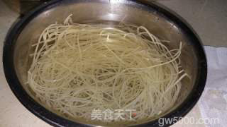 云南过桥米线的做法步骤：1