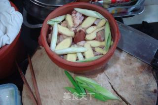 云南汽锅鸡的做法步骤：2