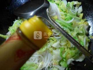 洋葱圆白菜炒米线的做法步骤：7