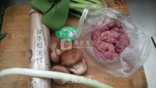 香菇肉酱米线的做法步骤：1