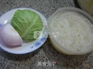 洋葱圆白菜炒米线的做法步骤：1