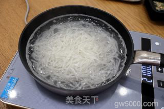 水煮肉片鸡汤米线的做法步骤：7