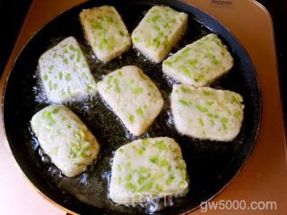 蚕豆粑粑〈青蛙背石板〉的做法步骤：5
