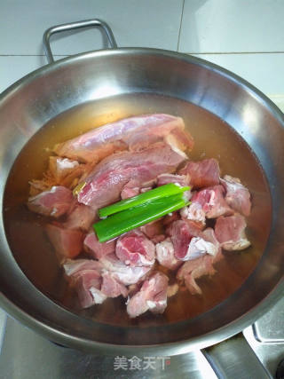 酸菜牛肉砂锅米线的做法步骤：1