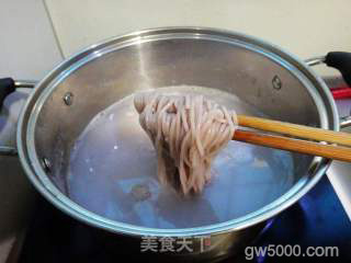 肉末豇豆红米线的做法步骤：2
