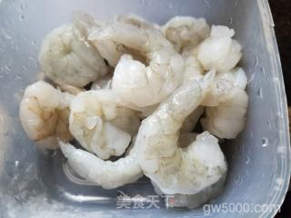 鲮鱼饼虾仁汤年糕的做法步骤：3