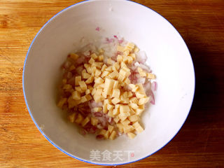 蟹肉鱼肠洋葱鸡蛋饼的做法步骤：2