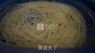 番茄牛肉煮米粉的做法步骤：2