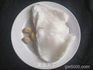 浙江名菜&蒜爆目鱼花的做法步骤：1