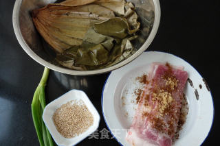 荷叶蒸五香肉的做法步骤：1