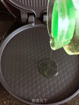蟹肉鱼肠洋葱鸡蛋饼的做法步骤：7