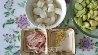 瑶柱马蹄炒蚕豆的做法步骤：2