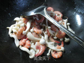 白玉菇炒海虾的做法步骤：4