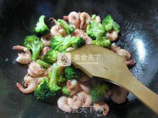 西兰花炒海虾的做法步骤：5