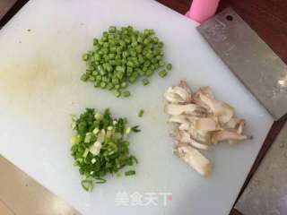 虾仁菜豆饭的做法步骤：2
