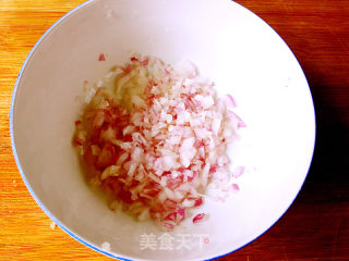 蟹肉鱼肠洋葱鸡蛋饼的做法步骤：1