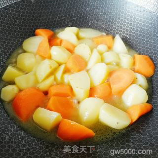 牛腩烧土豆和胡萝卜的做法步骤：13