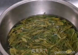 龙井虾仁的做法步骤：1