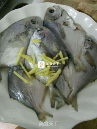 清蒸小鲳鱼的做法步骤：2