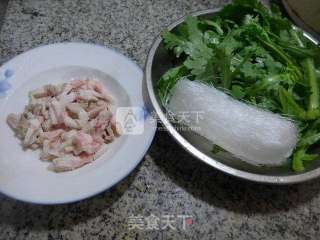 猪肉粉丝煮蒿菜的做法步骤：1