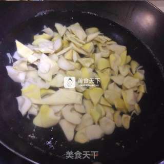 腌笃鲜 咸肉炖春笋的做法步骤：3