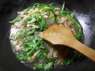 猪肉粉丝煮蒿菜的做法步骤：6