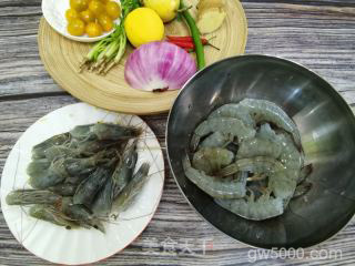 夏天必吃减脂瘦身美食，果香浓郁的酸辣柠檬大虾的做法步骤：2