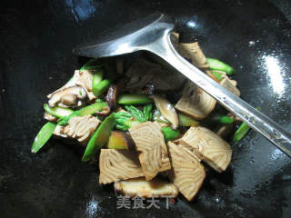 香菇芦笋炒香糕 的做法步骤：7