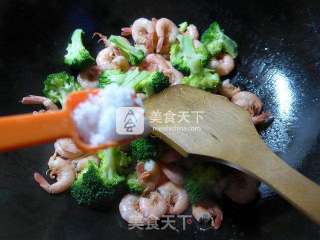 西兰花炒海虾的做法步骤：6