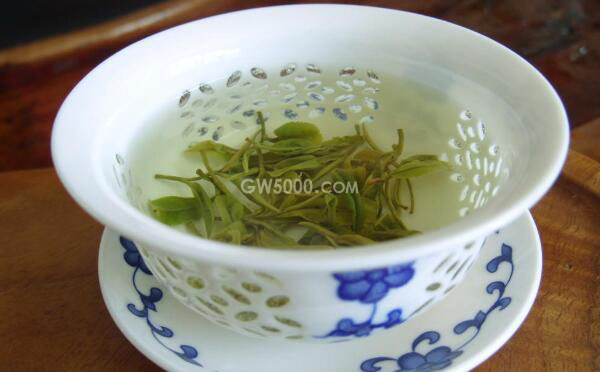 日照绿茶的特点，比普通绿茶更大（冲泡茶水颜色更深）